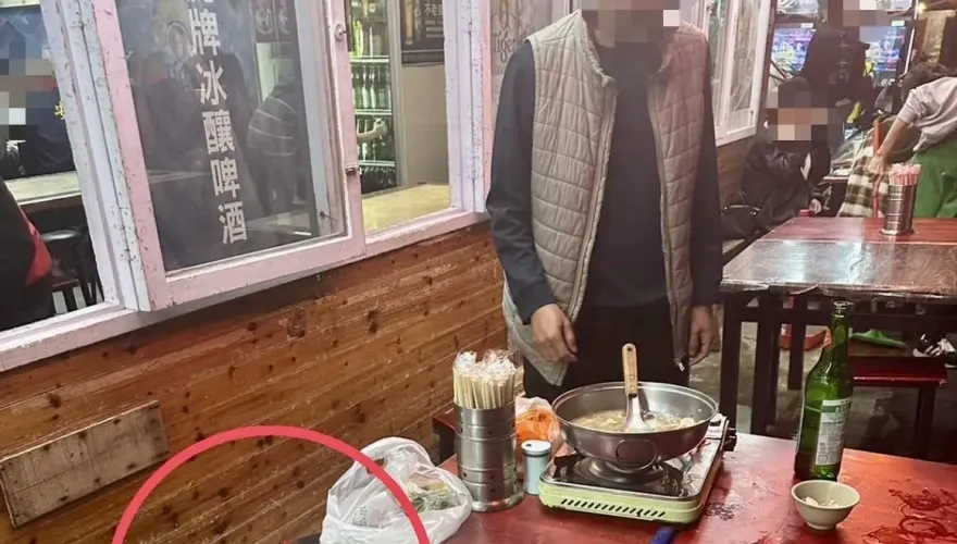 影/男子夜市熱炒店吃消夜「槍擺桌上」　嚇壞路人遭逮下場曝光
