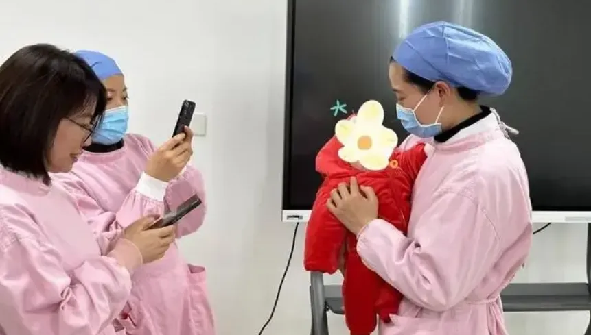 出生僅650g！四川「巴掌女嬰」成醫護心頭肉　經百日照料後順利出院