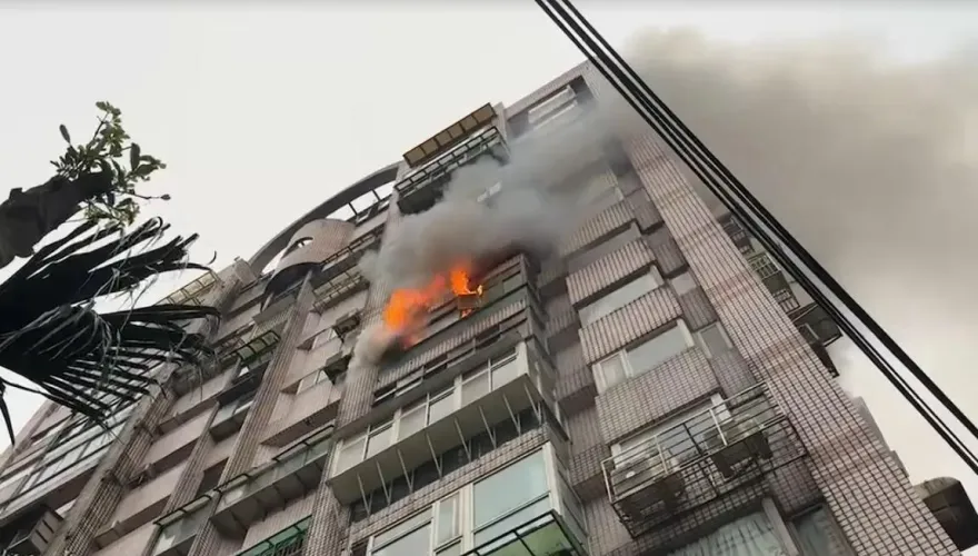 影/基隆社區民宅火警！9樓竄出火舌　警消破門灌救