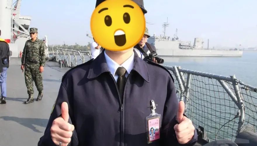 已婚少將街邊糾纏激吻！清純馬尾妹「正面照被挖出」 竟是海軍前艦長