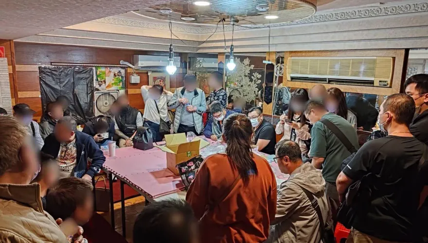 影/破門搗賭窟！高雄豪華民宅內博輸贏　31人玩天九牌慘了