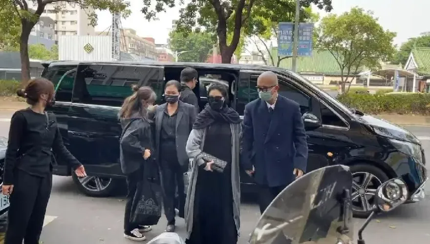 大S靈堂穿搭「被挖出疑是前夫買的」！汪小菲直播尷尬反應曝光