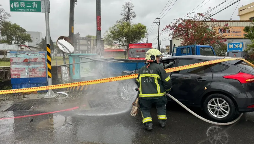 竹北車禍瓦斯管線被撞斷！　消防到場開始噴水「防爆炸」
