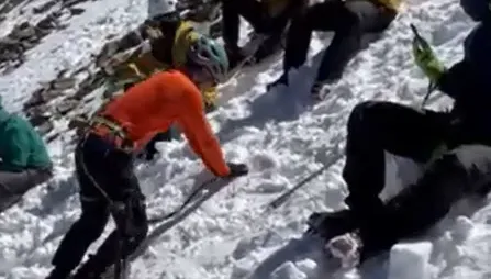影/雪霸積雪未退！苗栗消防員勇攀上山「冰爪訓練」提升救援能量