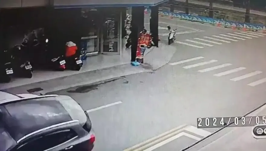 影/三寶是誰？埔里市區2車碰撞　200萬賓士180度翻覆路中央