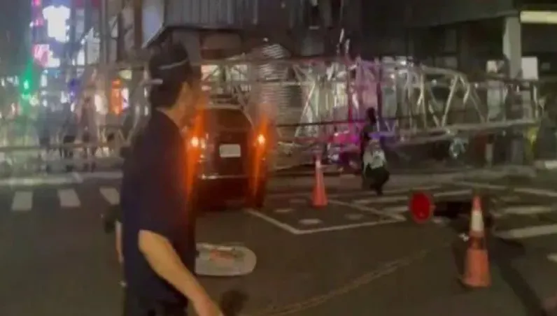 拉墜落小貨車！大吊車慘摔「第2個天坑」砸毀民宅警車　台南市府勒令停工