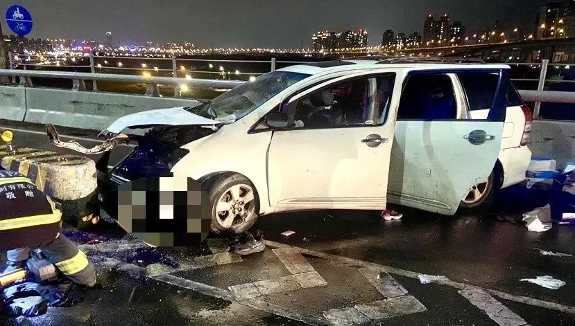 快訊/新北成蘆橋轎車自撞分隔島　54歲男駕駛受傷送醫