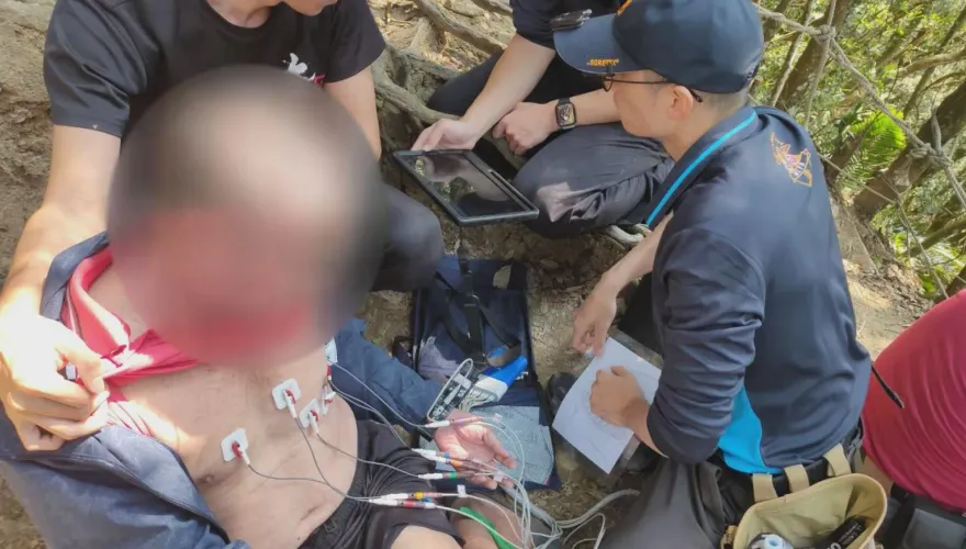 影/苗栗翁攀仙山「突心肌梗塞」！　警消火速救援合力抬送醫