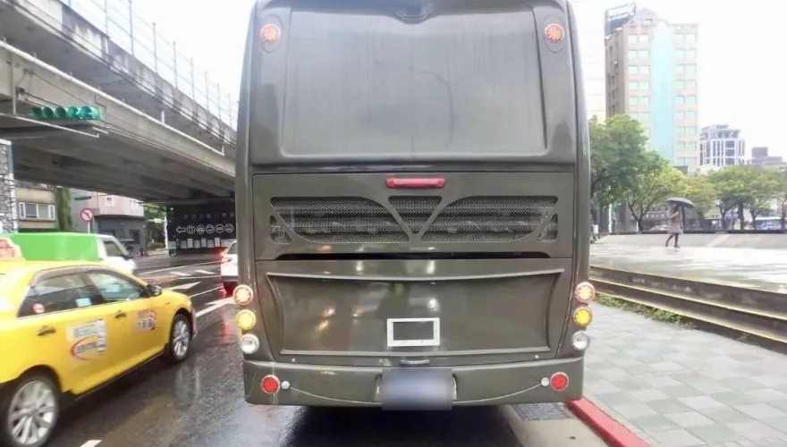 國防部巴士車禍立院備詢遲到　新生高擦撞休旅車畫面曝光
