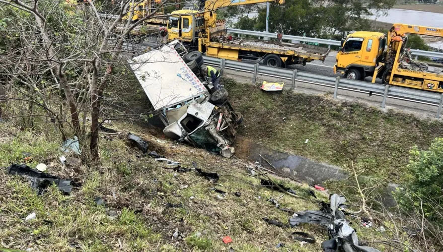 快訊/國3北向竹南段驚悚車禍！小黃、大貨車碰撞衝落邊坡　車身碎爛釀3傷