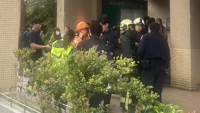 快訊/恐怖！醉鬧新北社會局　家暴男全身淋汽油欲自焚遭警壓制