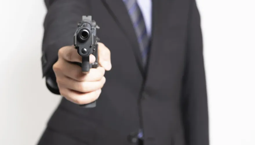 爆口角竟拔槍射學生！醫學院狠師遭逮　包包還搜出10把匕首、81發子彈