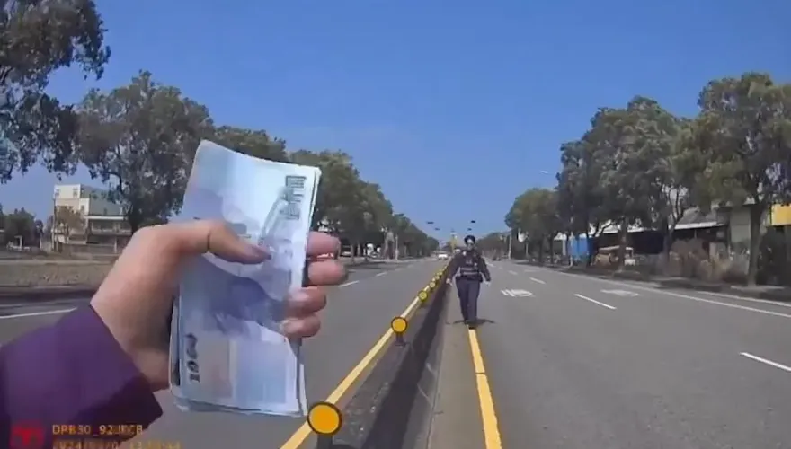 影/撿錢片！32張千元鈔滿車道飛　暖警幫撿回26張…她感謝：這是跟孩子的生活費