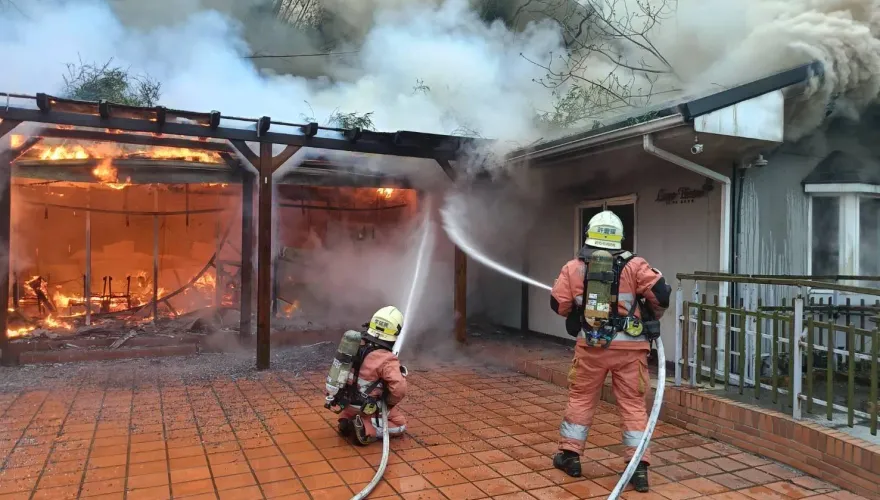 快訊/新竹中華大學爆嚴重火災！廚房竄出濃煙惡火 大批警消灌救