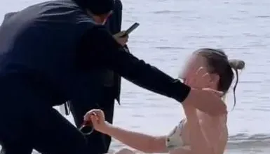 海灘大爺強搭比基尼洋女合照卡油　網怒斥是在非禮：快報警