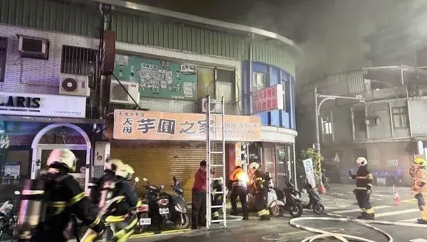快訊/天母凌晨火警！名冰品店「芋圓之家」遭祝融　警消急撲滅