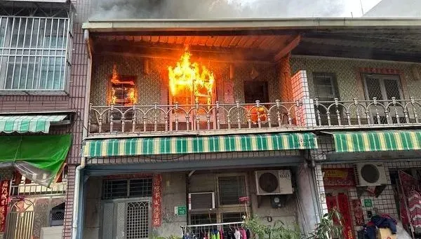 快訊/台南民宅頂樓鐵皮加蓋處陷火海！　警消急灌救...起火原因不明