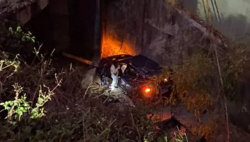 台中驚魂！車離奇墜5米深大排水溝　女駕駛神情恍惚被吊掛獲救