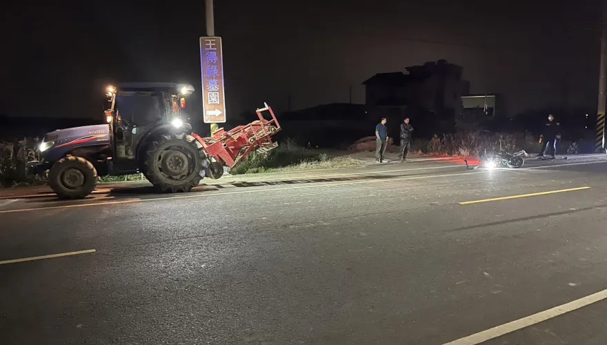 快訊/嘉義機車追撞農用曳引車！騎士重傷搶救不治亡