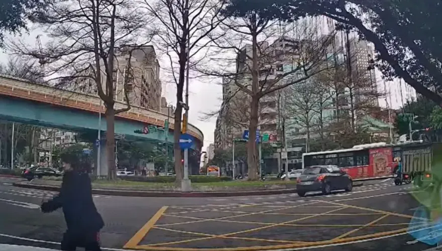 視線死角！車輛停讓後「行人硬闖」　工會怒喊：車禍不能全怪駕駛