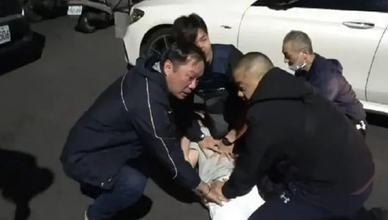 高雄警圍捕暴力討債成員...擲震撼彈2枚阻逃壓制　搜出各式槍械、127發子彈
