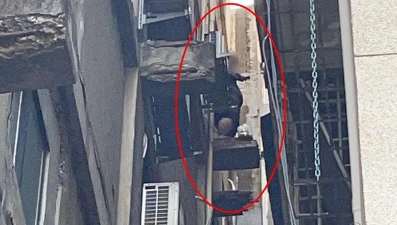 影/玩命蜘蛛人！摩鐵毒趴見警破門急逃竄　「猛男毒蟲」卡8樓高空狼狽被逮