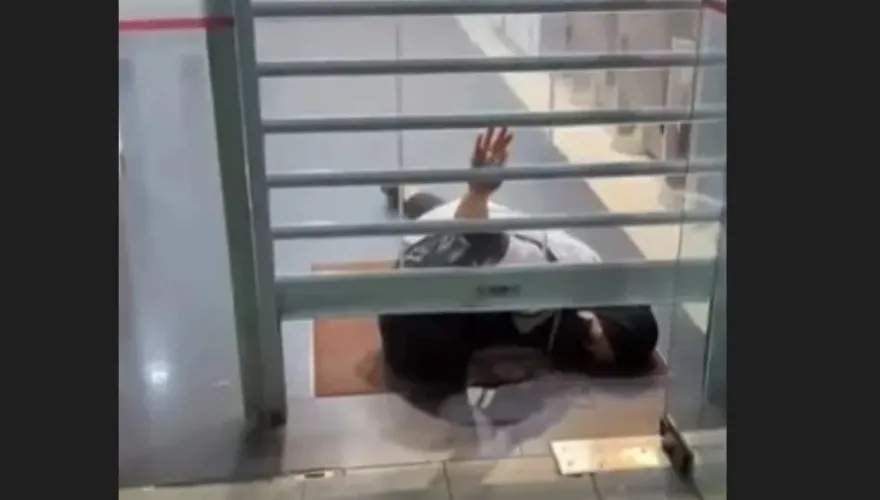 影/最後一分鐘去領錢GG了！女子慘被關在ATM　尖叫趴地崩潰求救