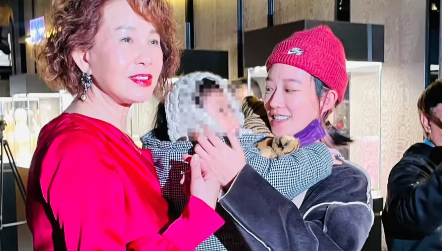 黃玉米被人群嚇哭！孟耿如帶愛女逛乾媽周丹薇展覽　親曝「黃子佼復出」關鍵點