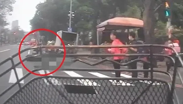 影/又見行人地獄！高雄16歲少年騎微型電動車　左轉撞翻斑馬線學童都受傷