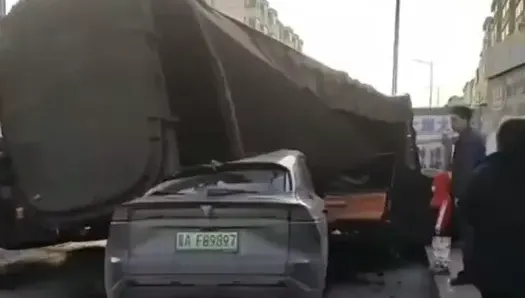 影/49噸運煤車失控側翻！電動車慘遭「滅頂」　車內3人命大奇蹟生還