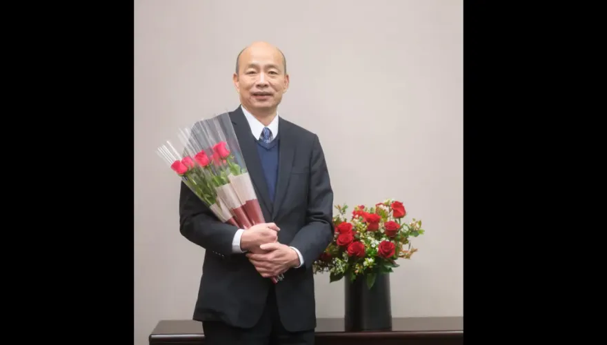 「韓院長才是真正的暖男！」韓國瑜婦女節玫瑰花送女立委、女官員們　全網融化