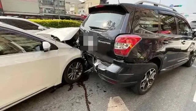 影/恍神？台南7旬翁紅燈沒煞車　釀5車追撞交通回堵