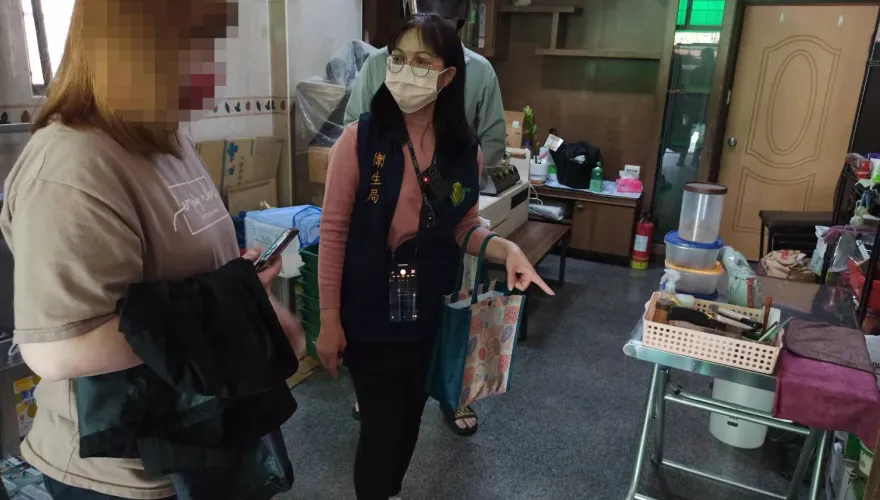 影/女店員「狂挖鼻孔」沒洗手！客人吃下加味鹹酥雞　老闆娘回應了