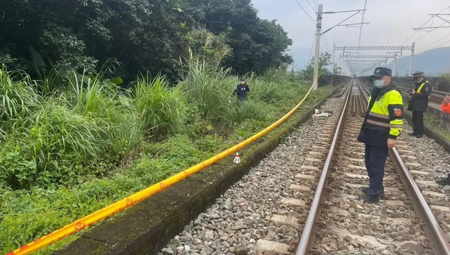 快訊/民眾闖花東線軌道遭台鐵區間快車撞擊不治　現場畫面曝光