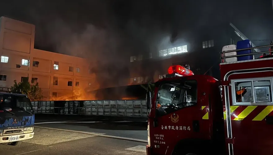 快訊/北市士林汽修廠惡火狂燒！警消急出動32車93人搶救