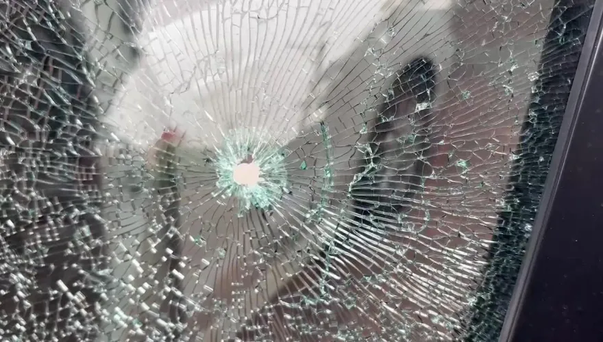 影/抓不到人？台南大灣國小旁車輛頻遭射破窗　警研判「從高樓往下射」全力清查