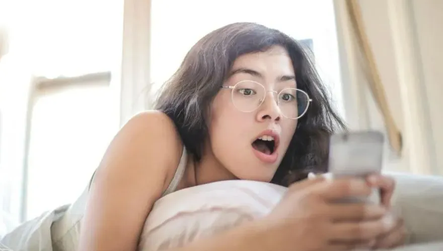 前男友竟和媽媽交往！門口熱吻超高調…網：希望別變繼父