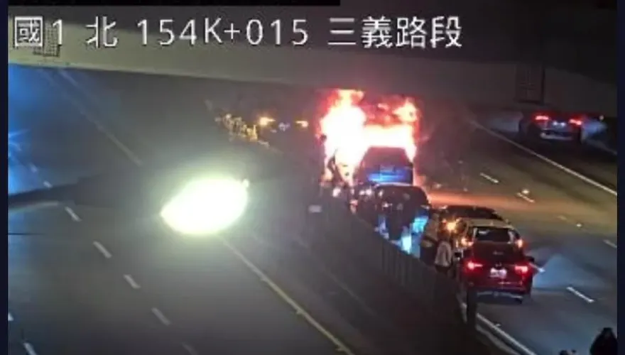 影/國1南向三義段6車連環撞！1車驚悚爆燃成廢鐵…傷亡曝光
