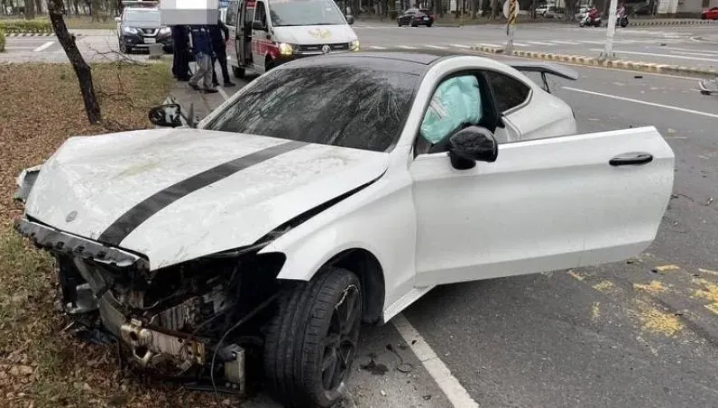 影/瞬間酒醒！嘉義21歲男酒後上路　賓士跑車自撞燈桿「車下巴」全掉