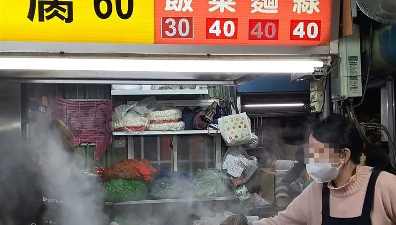 羅東夜市「阿灶伯羊肉湯」遭爆用洗衣袋燉湯！網喊要吐了　衛生局稽查結果曝