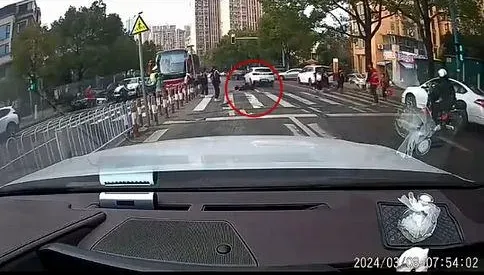 聲稱「被腦控」　女開BMW校門口衝撞2學生當場倒地