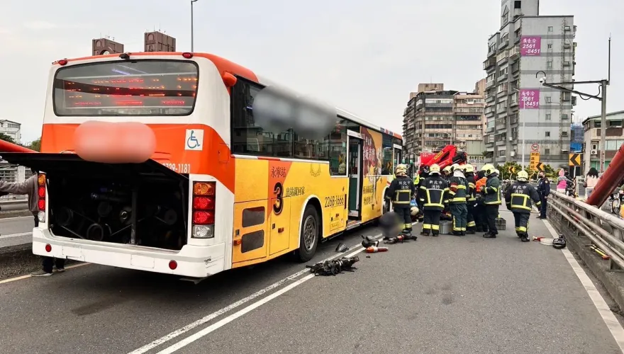 快訊/北市光復橋公車吞機車！騎士疑自撞分隔島噴飛對向　遭捲大巴輪下慘死