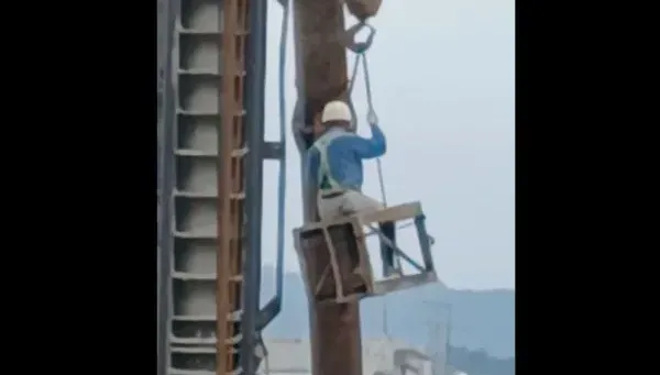 影/無視人命！汐止社宅工程坐吊車掛半空　工人「無繫繩作業」險墜落地