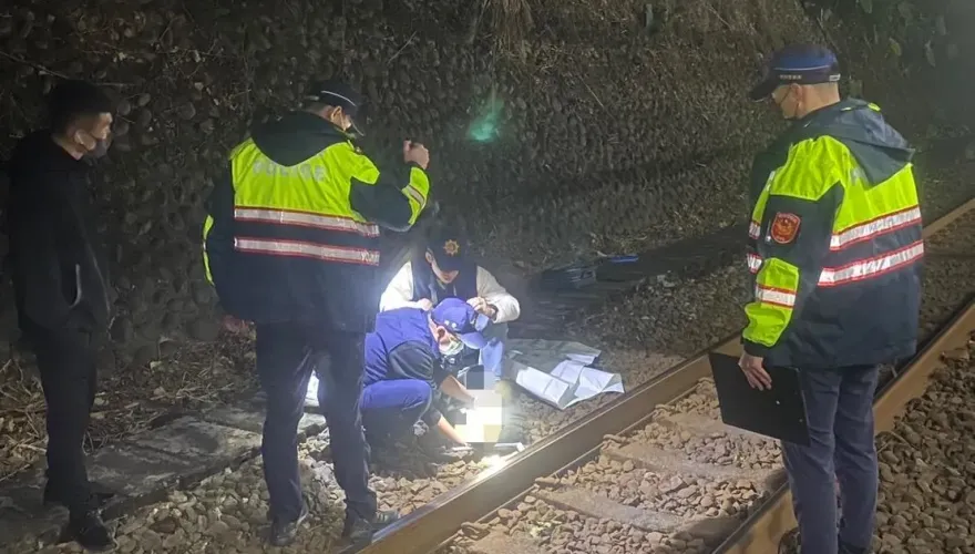 影/台鐵三坑站軌道旁驚見「人頭蓋骨+大腿骨」　警封鎖現場採證