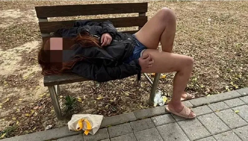 短褲妹子泥醉倒公園長椅！　身旁留58高粱空瓶…送醫失溫險死