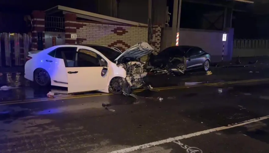 影/真夭壽！高雄男酒駕衝對向　害女駕駛車毀人傷