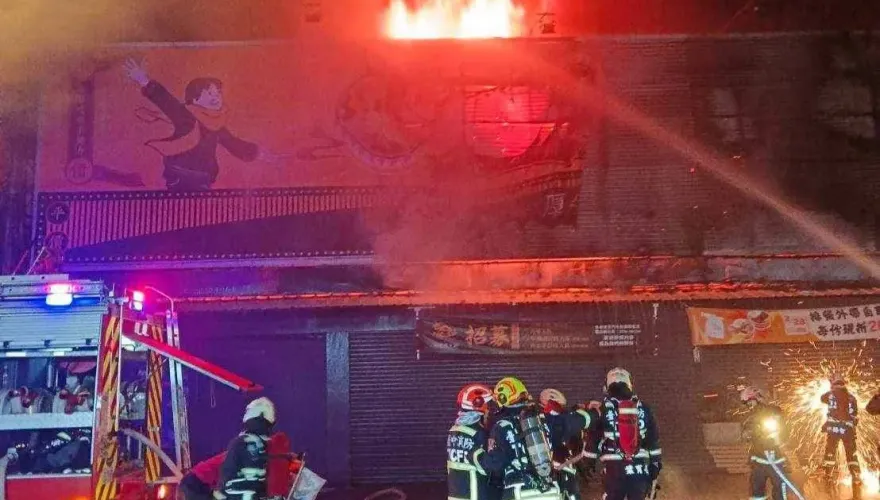 影/台中牛排館暗夜大火！2樓遭烈火吞噬　2人受困1人燒傷送醫