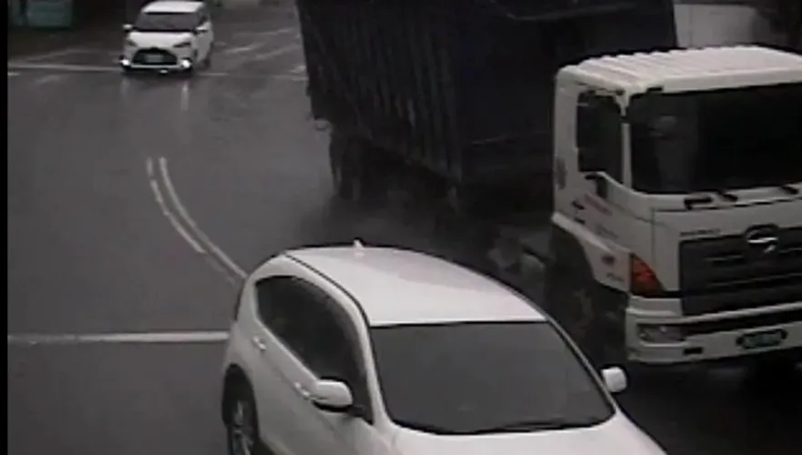 快訊/悚！台中砂石車翻覆釀2傷1命危　轎車被壓成廢鐵影像曝