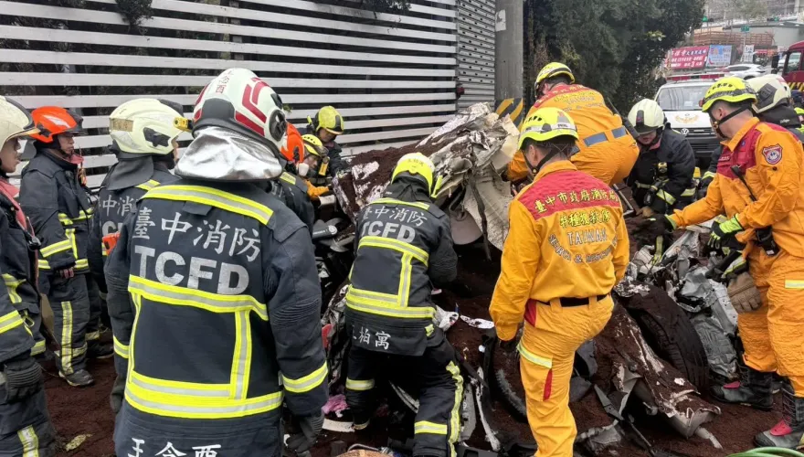 台中砂石車壓毀休旅車釀2傷1命危！　兒夢想考警專…母載他補習遇鬼門關