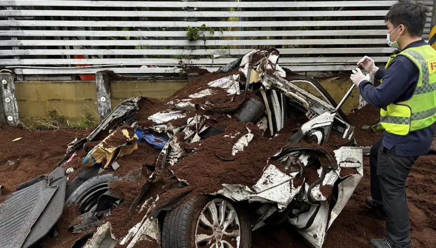 嚇壞！台中砂石車翻覆壓毀休旅車...母子1傷1命危　目擊者驚悚還原瞬間